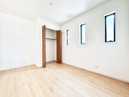 �Q�� �������V���v���ȋ�ԂŁA���[�t���x�b�h��f�X�N�ȂǁA���@�\�ȉƋ�����p���₷���ł�