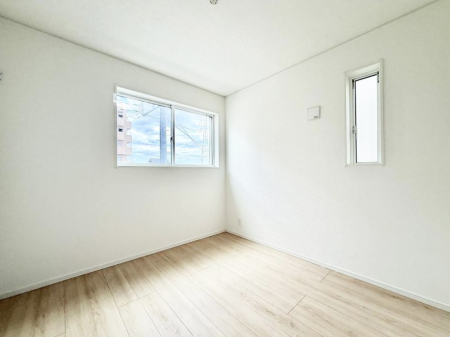 �Q�� 5����  ���V���v���ȋ�ԂŁA���[�t���x�b�h��f�X�N�ȂǁA���@�\�ȉƋ�����p���₷���ł�