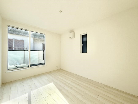 �Q�� �������V���v���ȋ�ԂŁA���[�t���x�b�h��f�X�N�ȂǁA���@�\�ȉƋ�����p���₷���ł�