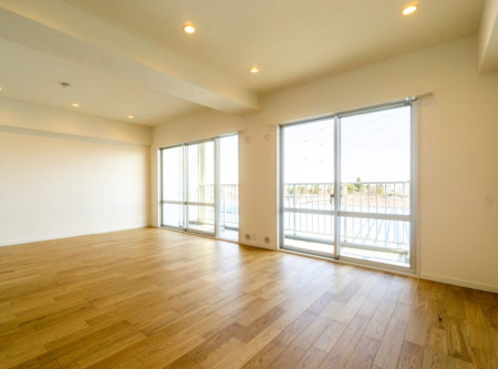 ���r���O ���������̐�ɍL����i�F���y�����ґ򃊃r���O