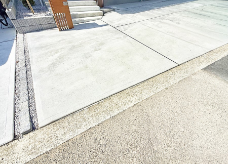  �O�ρ�����ɂ��钓�ԃX�y�[�X�Ȃ̂ň��S�ł���