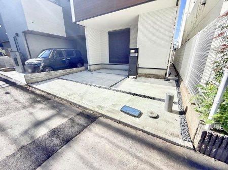  �O�ρ�����ɂ��钓�ԃX�y�[�X�Ȃ̂ň��S�ł���