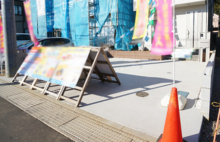  �O�ρ�����ɂ��钓�ԃX�y�[�X�Ȃ̂ň��S�ł���